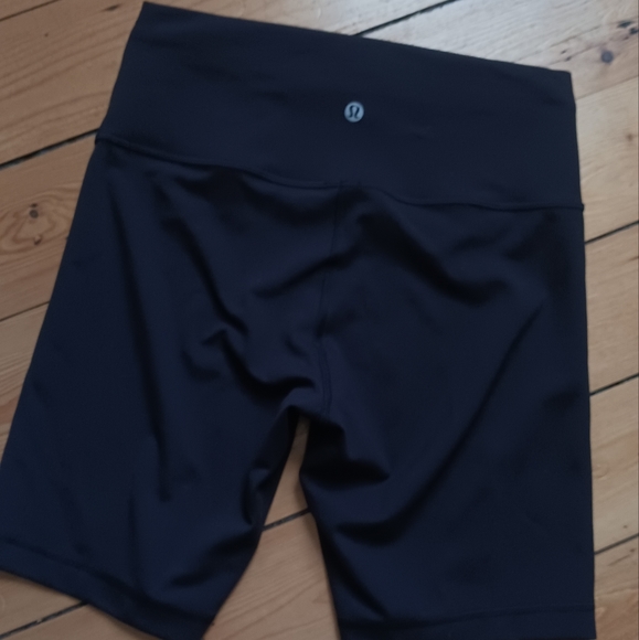 *SOLD*  Wunder Shorts 8" lululemon - Picture 3 of 6